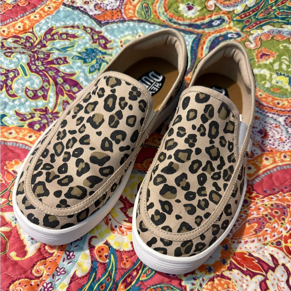 Hey Dude Women's Sunapee Desert Leopard Slip On Shoes size 9